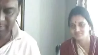 பிக்டெயில்களுடன் சப்பி கருப்பு ஹேர்டு டீன் தனது காதலனை திடமான தனியா மூலம் மகிழ்விக்கிறார்