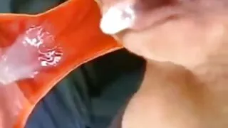மோசமான இருண்ட ஹேர்டு அழகா தனது மனிதனுக்கு ஒரு சேறும் சகதியுமான ஆழமான தொண்டையை அளிக்கிறது