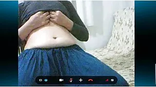 ஒரு உணர்ச்சி நாய் பாணி காட்சியில் முழு உருவம் ஜப்பனீஸ் இளவரசி