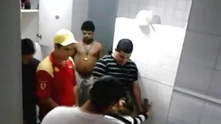 நெகிழ்வான அழகி ரிச்செல் ரியான் டீப் த்ரோட்ஸ் ஒரு வலுவான சேவல்