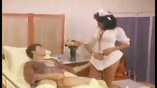 கருங்காலி பேப் கேமரா முன் தனது பெரிய appetizing கழுதை ஆஃப் காட்டுகிறது