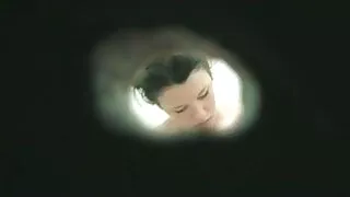 மெல்லிய அழகி டீன் படுக்கையில் உட்கார்ந்து சூடான தனி காட்டுகிறது