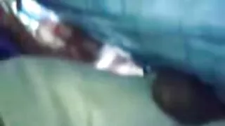 அழகான அழகி டீன் குளியலறையில் yum-yum தனியா கொடுக்கிறது