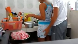 ஃபிஷ்நெட்டுகளில் சூப்பர் தனியா இருண்ட ஹேர்டு அழகா தனது கூட்டாளருடன் ஹாட் டாக் நிலையில் உடலுறவு கொண்டார்