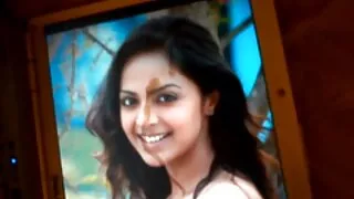 மோசமான டெய்ஸி ஒரு பெரிய டில்டோவுடன் தனது புண்டையை குடிக்கிறாள்
