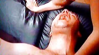 சுருள் பெண் விந்தணுக்களுக்கான தனது கருவியை உறிஞ்சுவதன் மூலம் தனது காதலனை எழுப்புகிறாள்