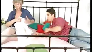 வளைவு சுருள் ஹேர்டு Chichi மதீனா உறிஞ்சும் சேவல் உள்ள POV வீடியோ