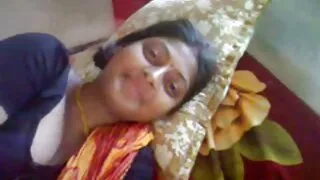 கொம்பு மற்றும் காட்டு மனைவி கத்ரீனா ஐசிஸ் ஒரு சேவல் சக் தனது முழங்காலில் பெறுகிறார்
