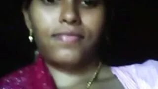 ஆடம்பரமான கருப்பு பிரஞ்சு ஒரு பெரிய சேவல் க g கர்ல் பாணியை சவாரி செய்கிறது