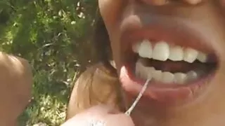 கொம்பு பொன்னிற ஹேலி ஜே சப்பி கழுதை மற்றும் ஜூசி புண்டை upskirt காட்டுகிறது