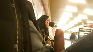 அழகான தனியா பொன்னிற மாயா ஹில்ஸ் ஒரு இடைவிடாத கால்தடம் கொடுக்கிறது